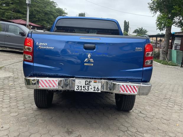 Mitsubishi Pajero 2016 Blue