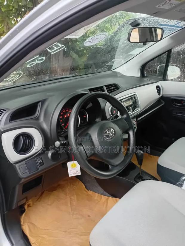 Toyota Vitz 2013 Silver
