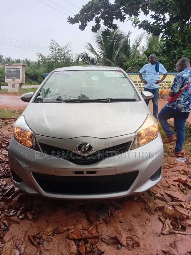 Toyota Vitz 2013 Silver