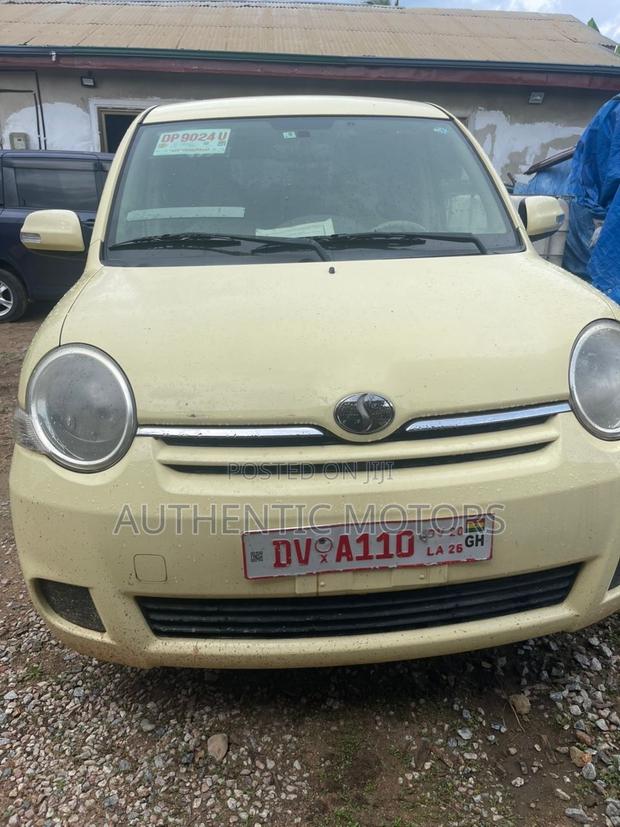 Toyota Sienta 1.5 AWD 2012 Yellow