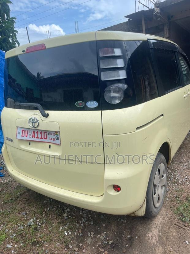Toyota Sienta 1.5 AWD 2012 Yellow
