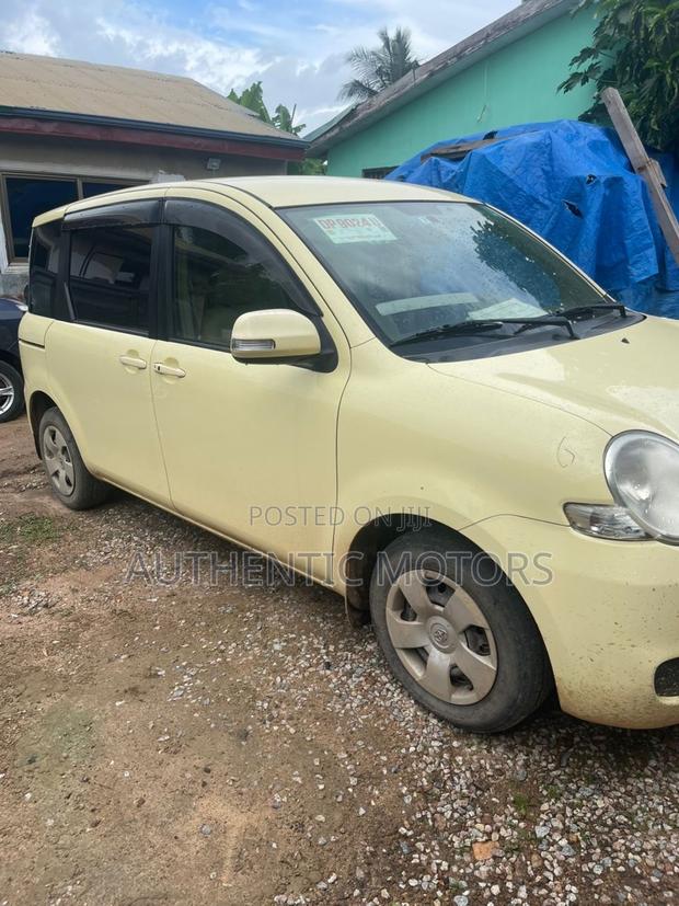 Toyota Sienta 1.5 AWD 2012 Yellow
