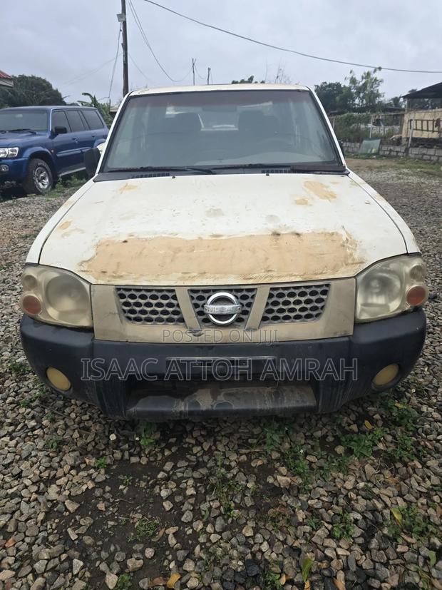 Nissan Hardbody 2014 White