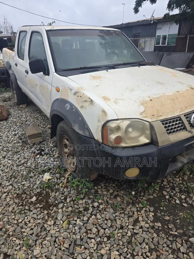 Nissan Hardbody 2014 White