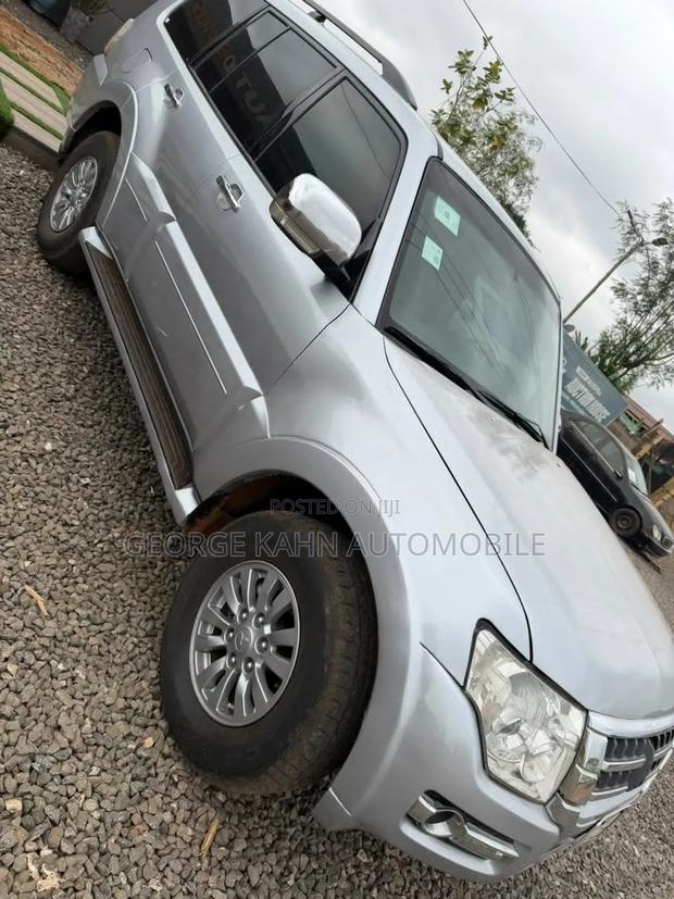 Mitsubishi Pajero 2012 Silver