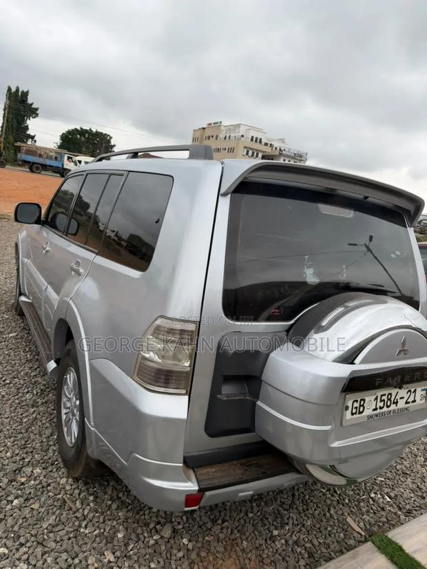 Mitsubishi Pajero 2012 Silver