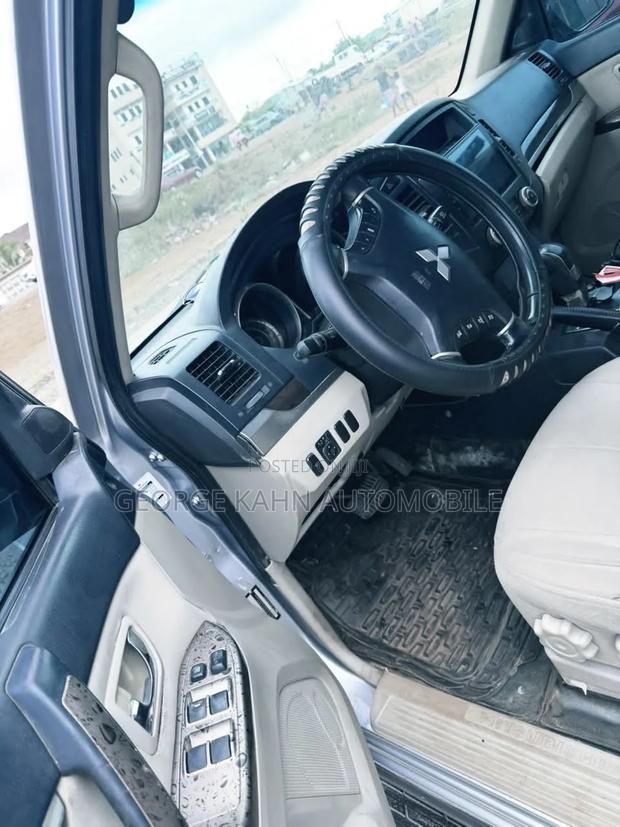 Mitsubishi Pajero 2012 Silver