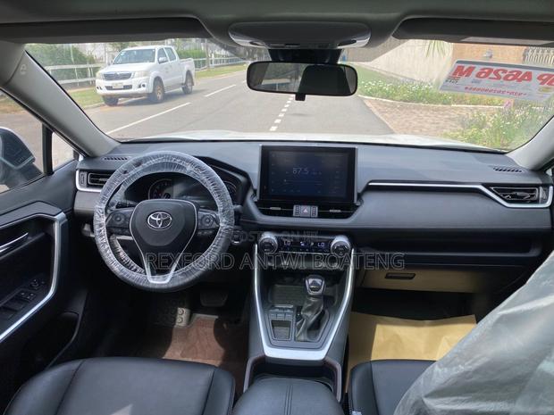 Toyota RAV4 2021 White