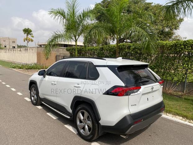 Toyota RAV4 2021 White