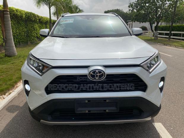 Toyota RAV4 2021 White