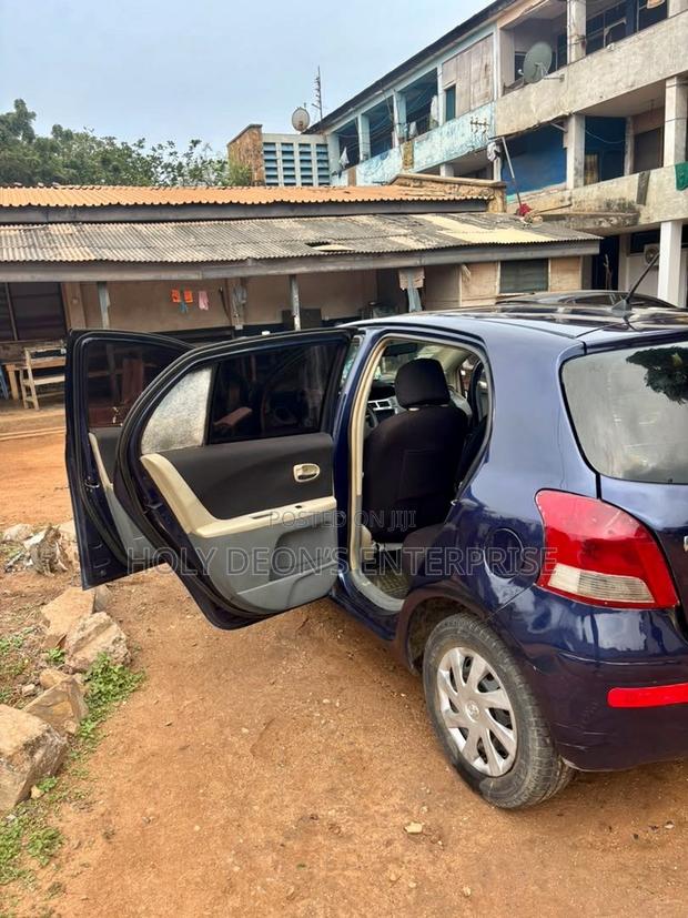 Toyota Vitz 1.3 FWD 5dr 2010 Blue