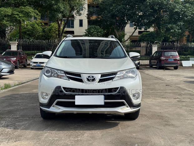 Toyota RAV4 XLE 4dr SUV (2.5L 4cyl 6A) 2015 White
