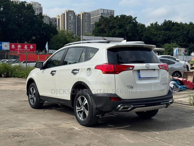 Toyota RAV4 XLE 4dr SUV (2.5L 4cyl 6A) 2015 White
