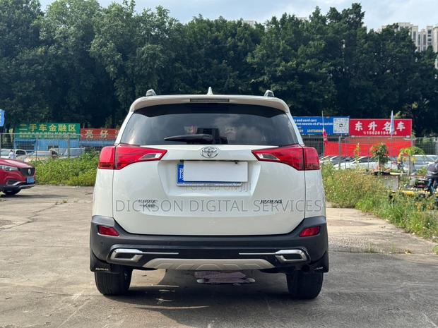 Toyota RAV4 XLE 4dr SUV (2.5L 4cyl 6A) 2015 White