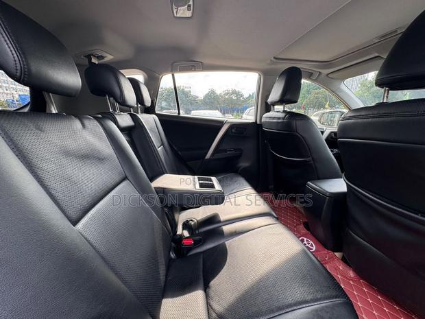 Toyota RAV4 XLE 4dr SUV (2.5L 4cyl 6A) 2015 White