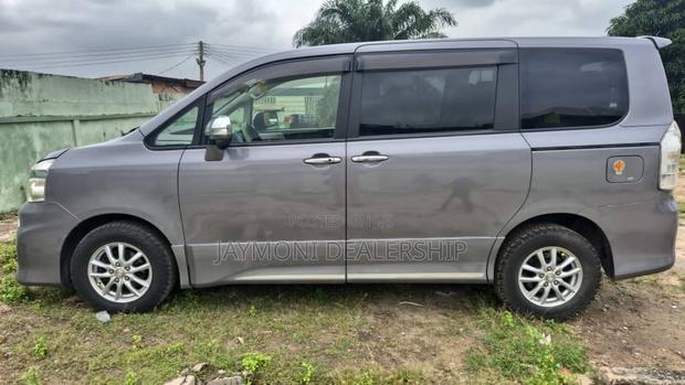 Toyota Voxy 2013 Silver