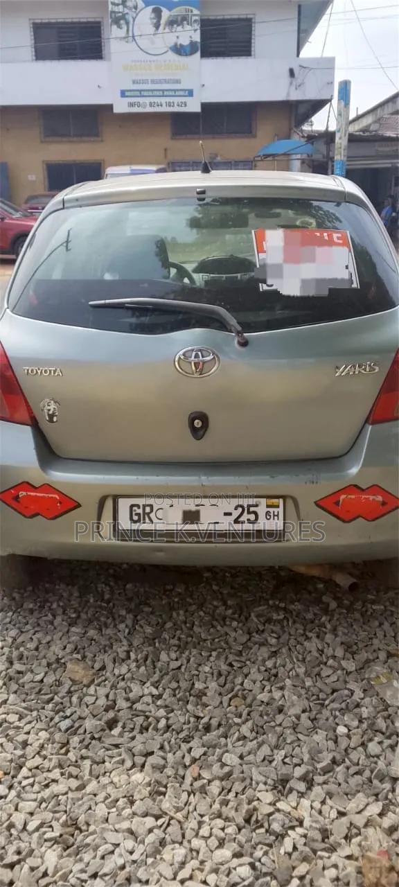 Toyota Yaris Base Hatchback 5dr 2010 Gray