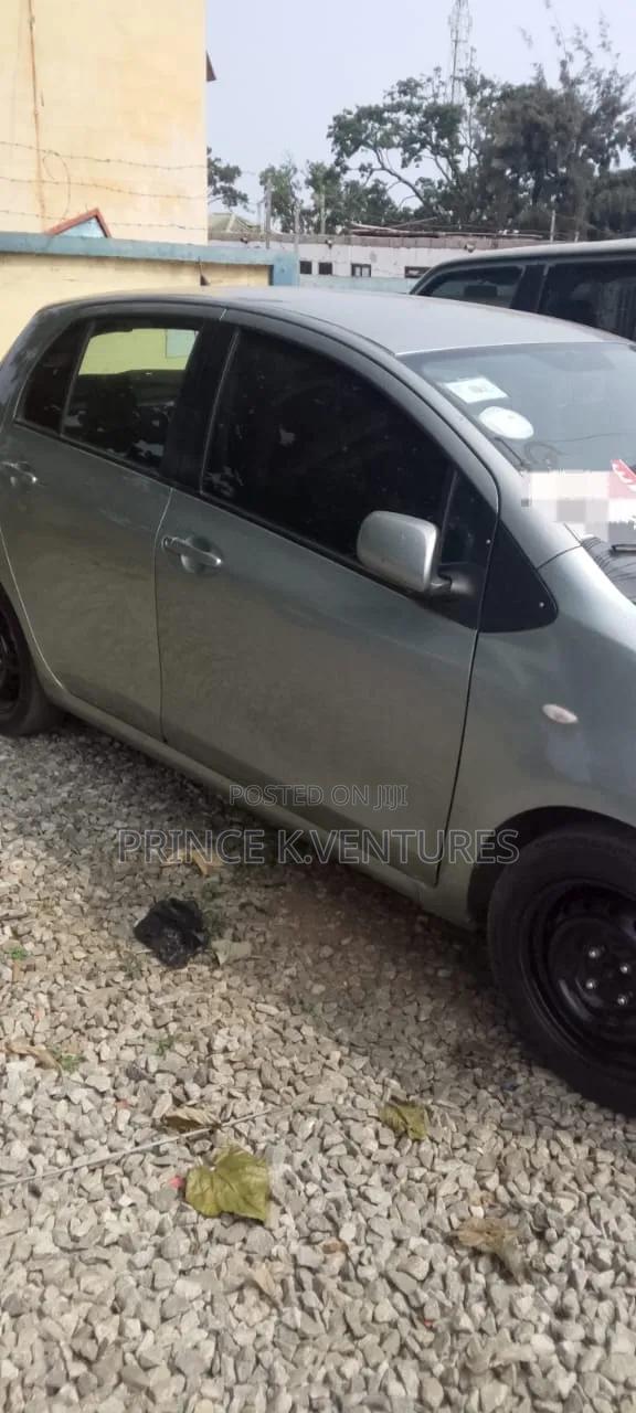 Toyota Yaris Base Hatchback 5dr 2010 Gray