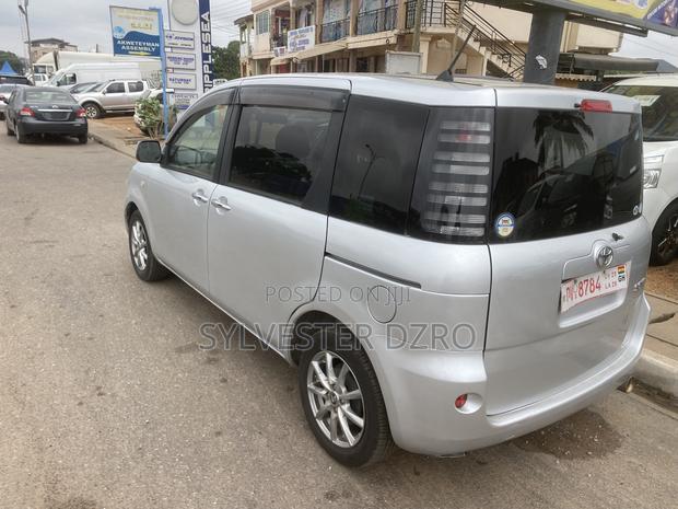 Toyota Sienta 2012 Silver