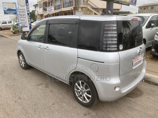 Toyota Sienta 2012 Silver