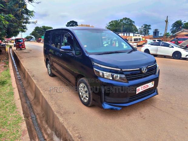 Toyota Voxy V 2WD 8-Seater 2015 Blue