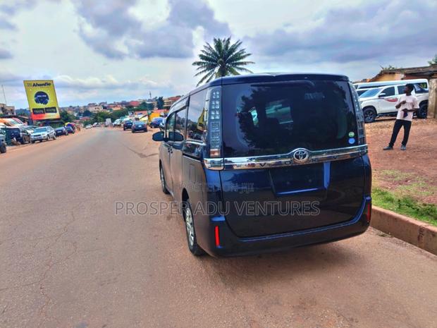 Toyota Voxy V 2WD 8-Seater 2015 Blue