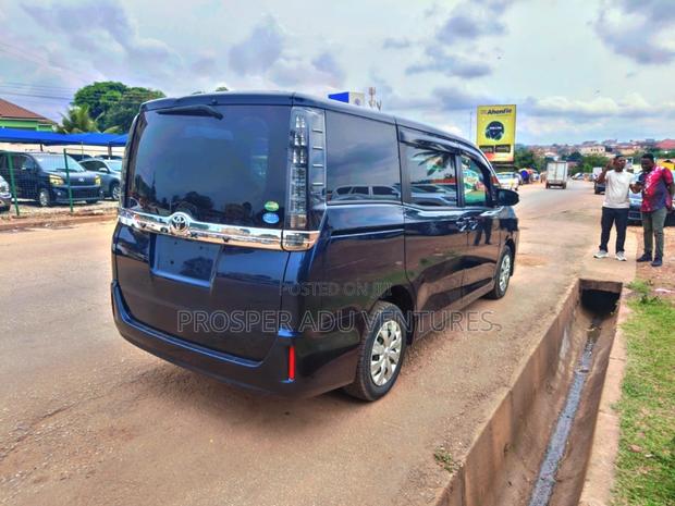 Toyota Voxy V 2WD 8-Seater 2015 Blue