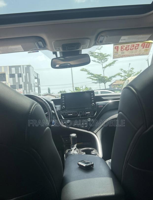Toyota Camry SE 2021 Silver