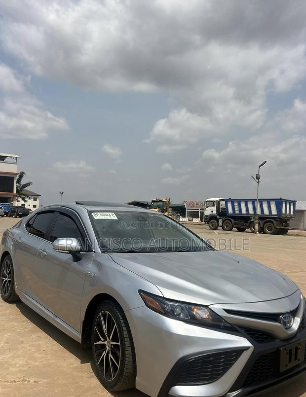 Toyota Camry SE 2021 Silver