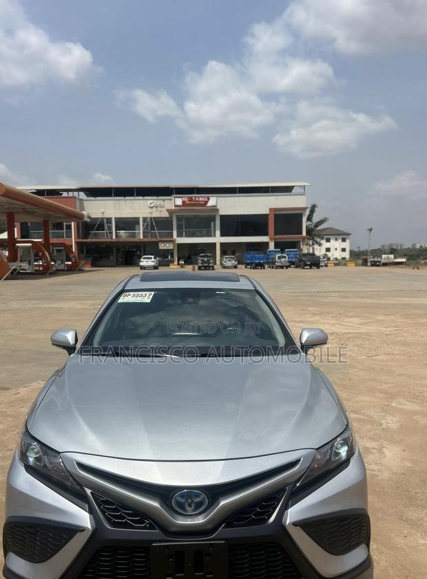 Toyota Camry SE 2021 Silver