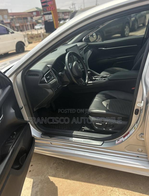 Toyota Camry SE 2021 Silver