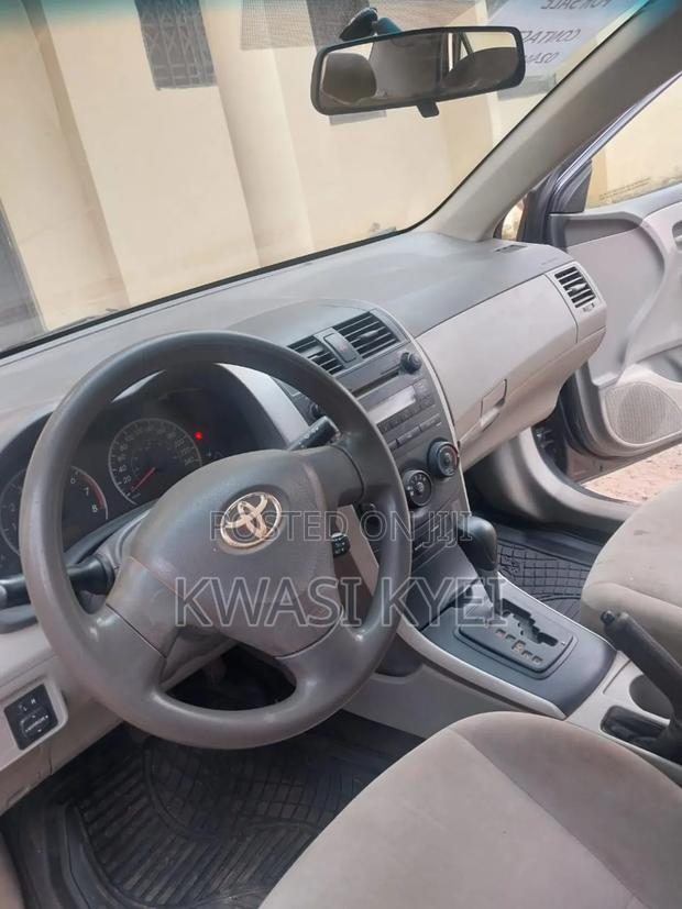Toyota Corolla Base 4dr Sedan (1.8L 4cyl 5M) 2010 Gray