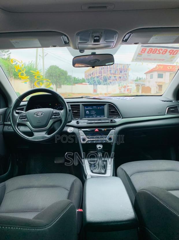 Hyundai Elantra Limited Sedan FWD (2.0L 4cyl 6A) 2017 Red