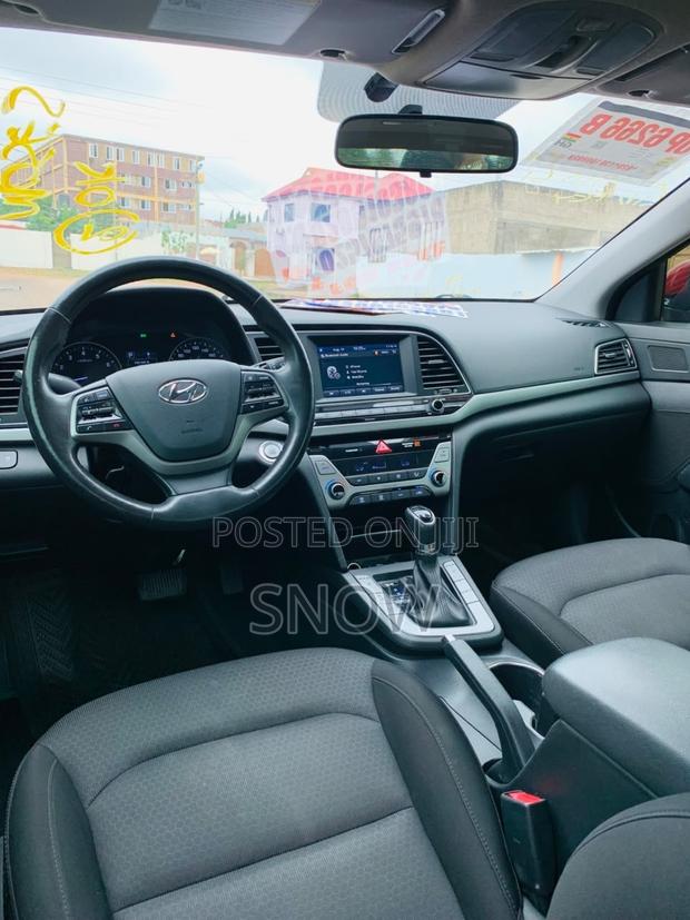 Hyundai Elantra Limited Sedan FWD (2.0L 4cyl 6A) 2017 Red