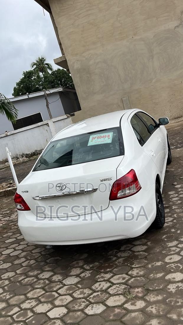 Toyota Yaris Base Sedan 4dr 2010 White