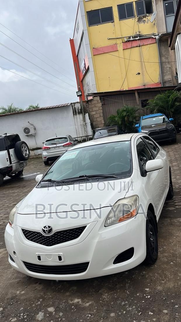 Toyota Yaris Base Sedan 4dr 2010 White