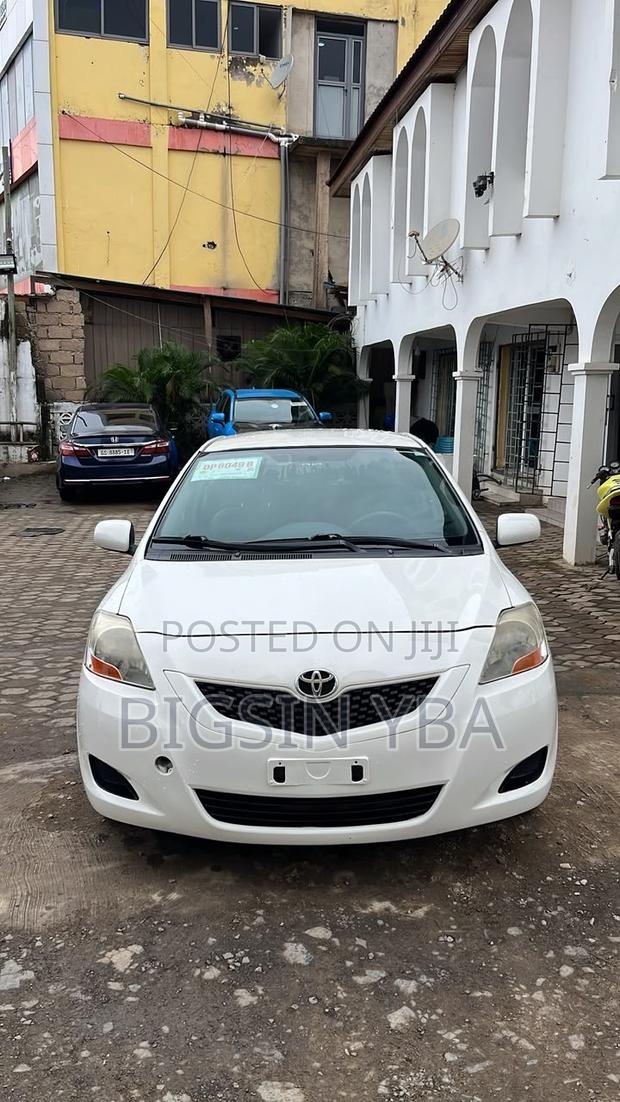 Toyota Yaris Base Sedan 4dr 2010 White