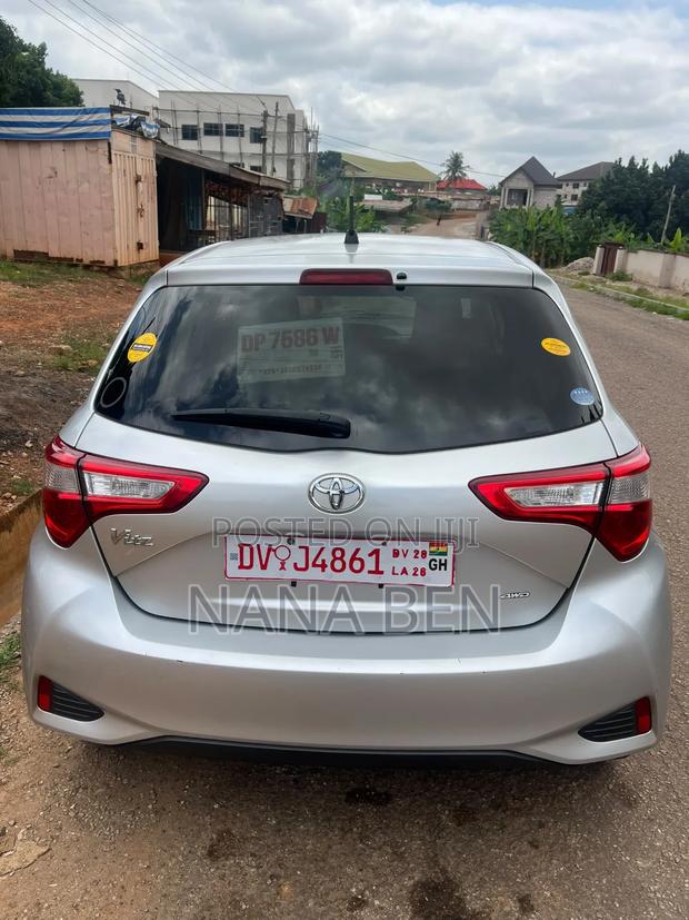 Toyota Vitz 2017 Silver