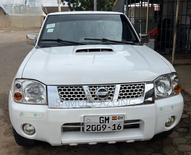 Nissan Hardbody 2012 White