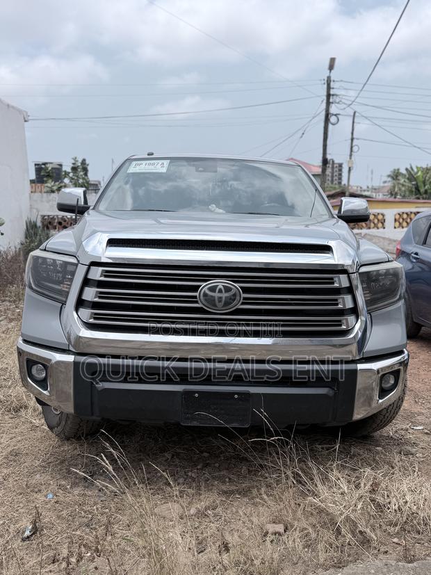 Toyota Tundra Limited 5.7L V8 4x4 Double Cab 6.6 ft. box 145.7 in. WB Gray