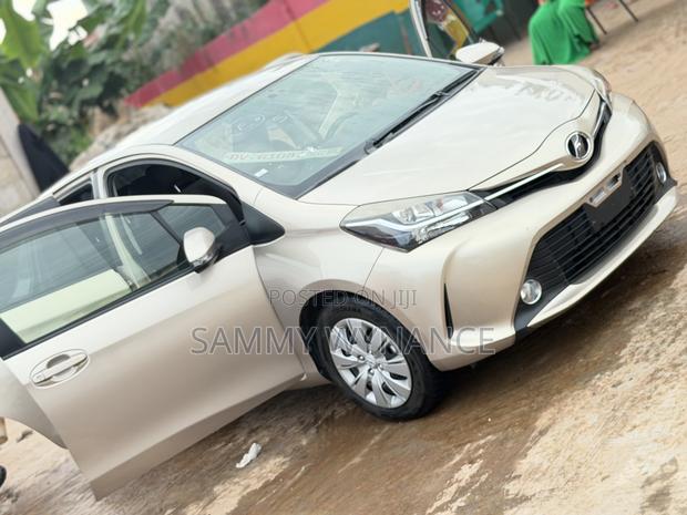 Toyota Vitz 1.3 FWD 5dr 2014 Beige