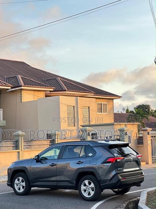 Toyota RAV4 XLE 2021 Gray