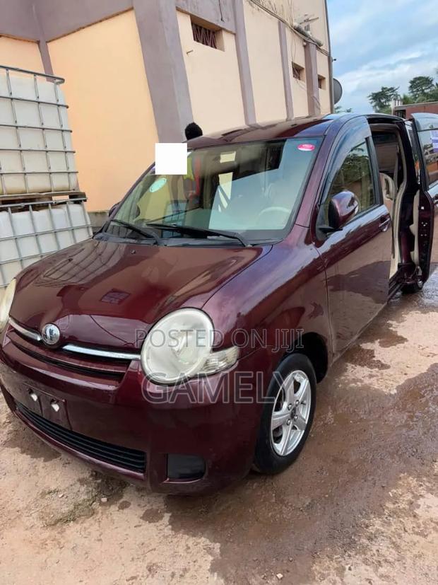 Toyota Sienta 2012