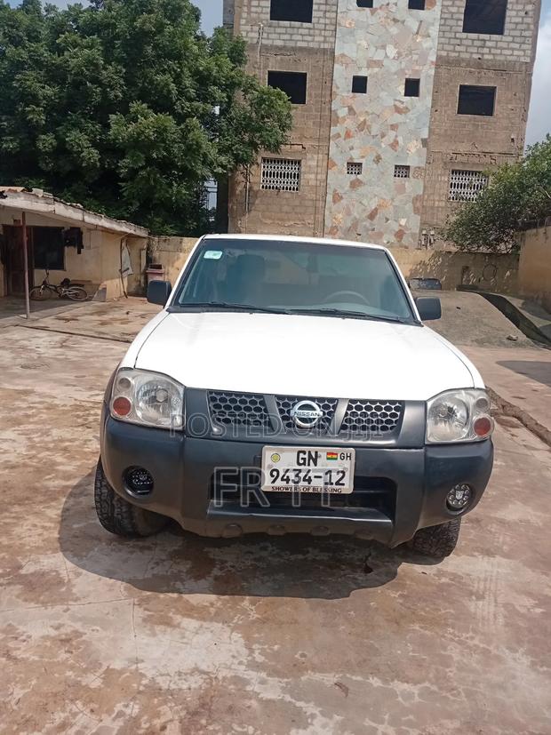 Nissan Hardbody 2010 White