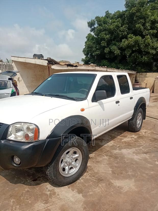 Nissan Hardbody 2010 White