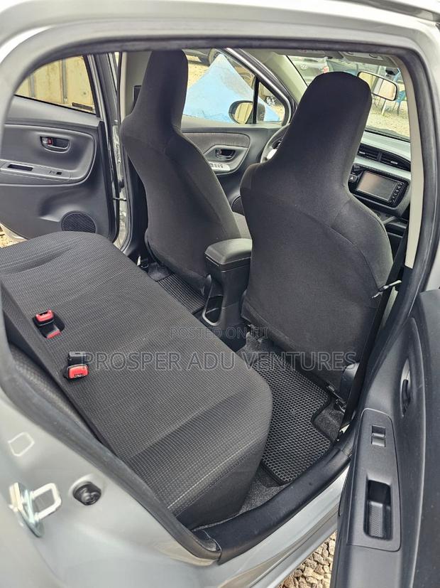 Toyota Vitz 1.3 FWD 5dr 2014 Silver
