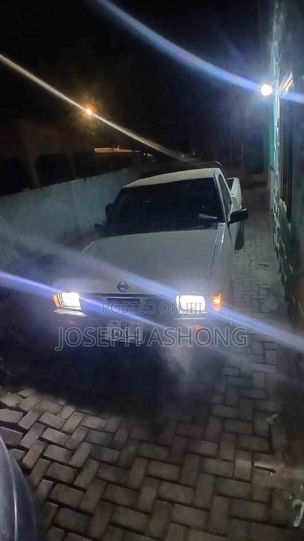 Nissan Hardbody 1990 White