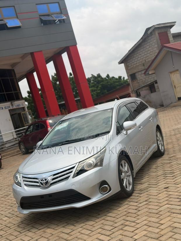 Toyota Avensis 2013 Silver