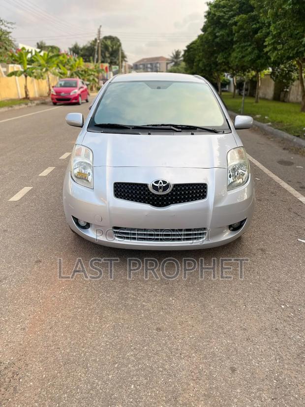 Toyota Vitz 2010 Silver