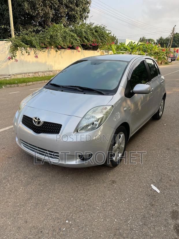 Toyota Vitz 2010 Silver